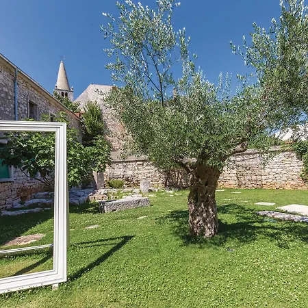 1 Bedroom Awesome In Bale Holiday home