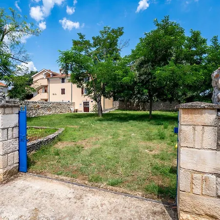 1 Bedroom Awesome In Bale Krmed