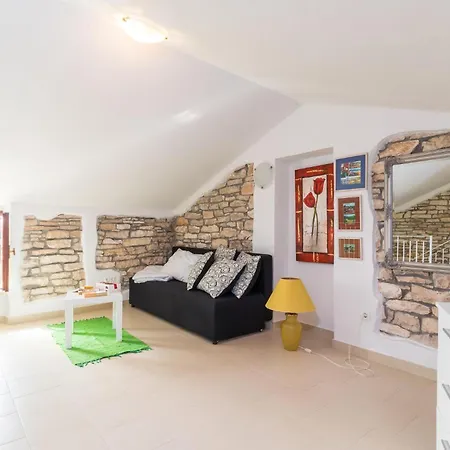 1 Bedroom Awesome In Bale *