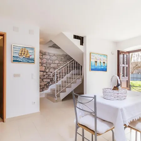 1 Bedroom Awesome In Bale Holiday home *