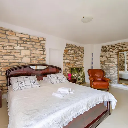 1 Bedroom Awesome In Bale * Krmed