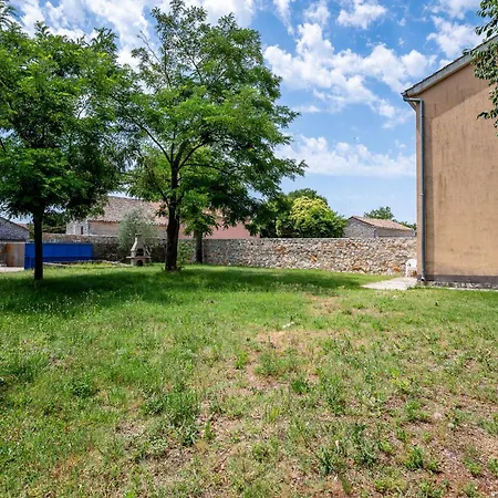 1 Bedroom Awesome In Bale * Krmed