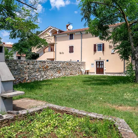 1 Bedroom Awesome In Bale Дом отдыха *