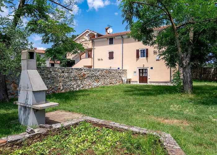 1 Bedroom Awesome In Holiday home *